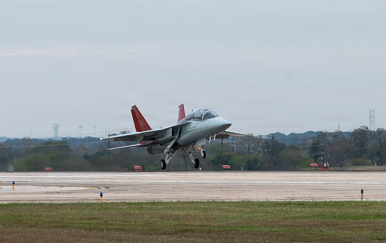 Il T-7A Red Hawk atterra per la prima volta alla base congiunta di San Antonio-Randolph.