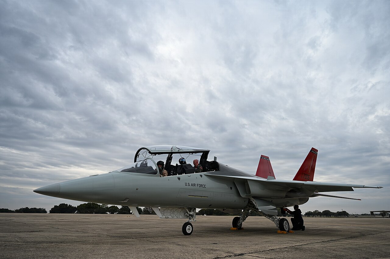Il tenente colonnello Phillip Bourquin e il pilota collaudatore della Boeing Steve Schmidt dopo l'arrivo del T-7A Red Hawk alla base JBSA-Randolph.