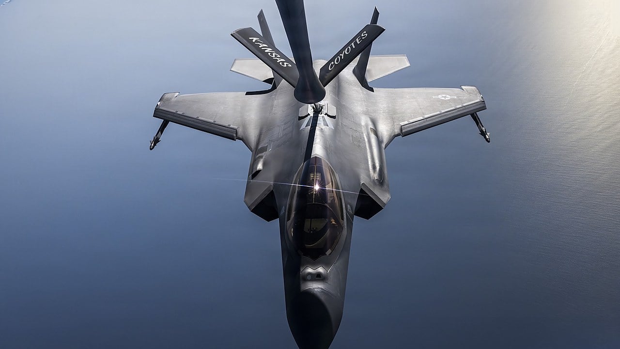Un F-35A de l'US Air Force se ravitaille en vol auprès d'un KC-135 dans la zone de responsabilité du CENTCOM.
