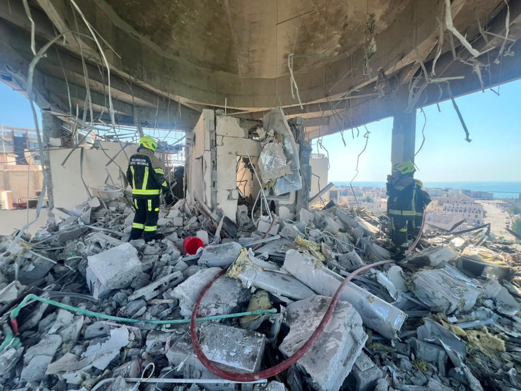 Defensa civil de Baréin en el edificio dañado de Muharraq