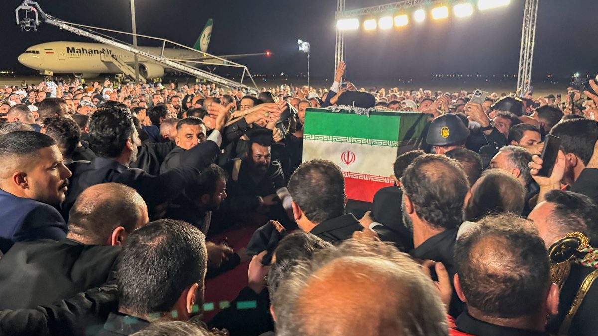 El féretro de Khamenei llega al aeropuerto de Nayaf.