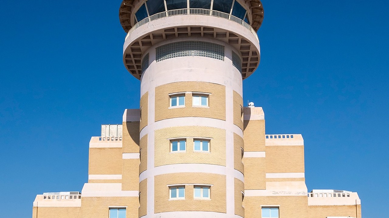 Torre de control de tráfico aéreo en la base aérea de Ali Al Salem, Kuwait.