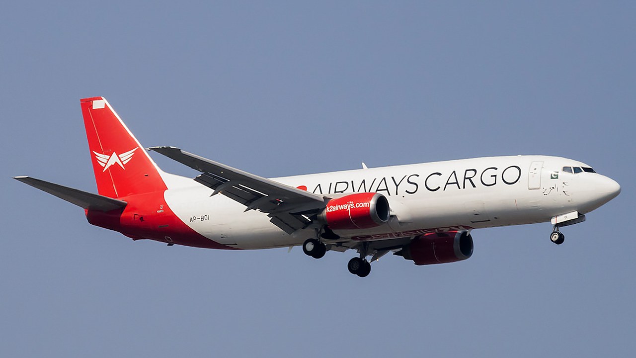 Aereo cargo Boeing 737-400 AP-BOI della K2 Airways in volo.