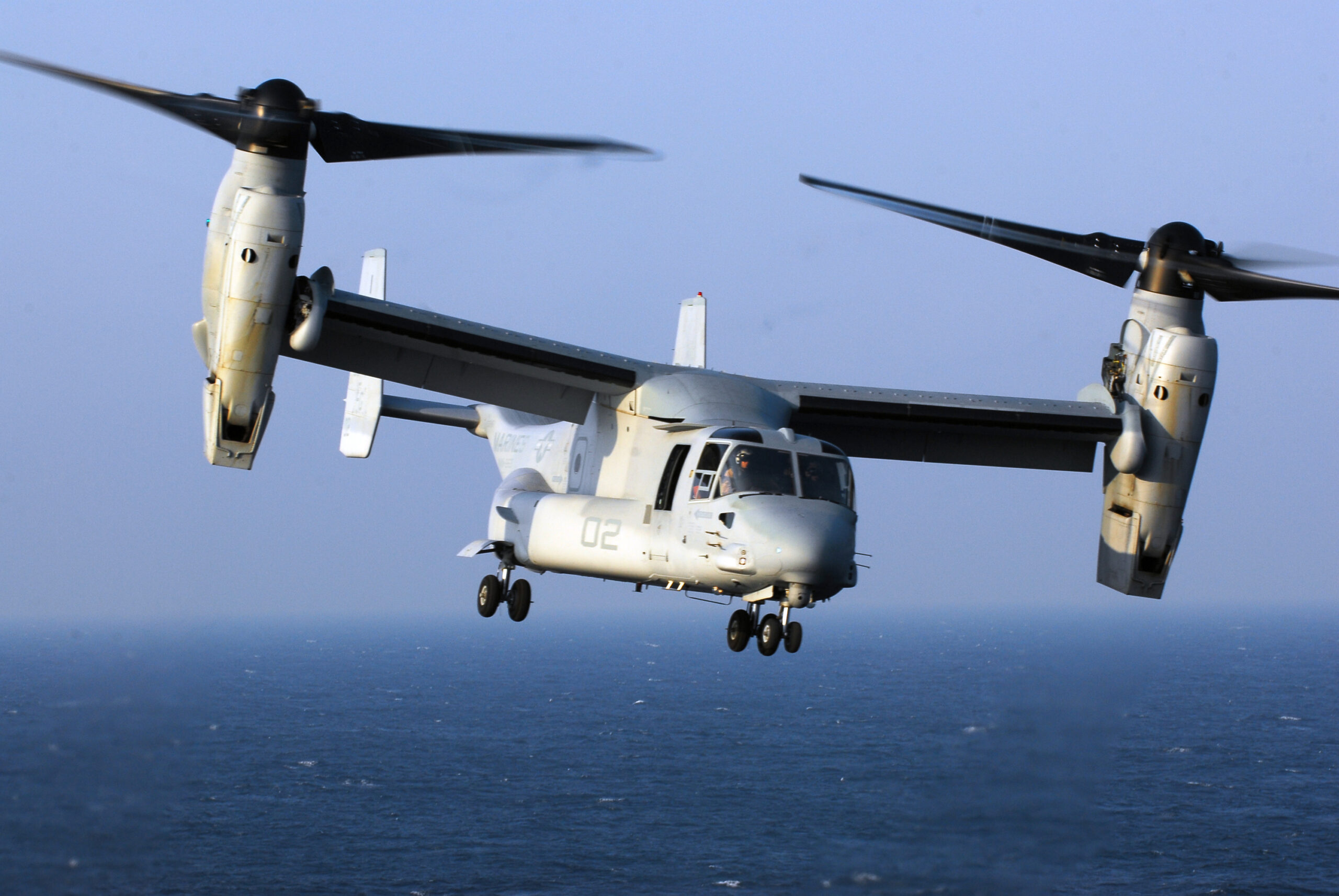V-22 Osprey a bordo de un buque de la Armada de los Estados Unidos durante operaciones de portaaviones.