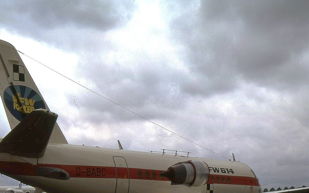 Das Flugzeug, das seine Triebwerke oben drauf trug