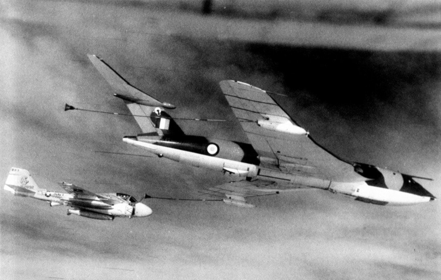 Handley Page Victor K.2 tanker conducting aerial refuelling