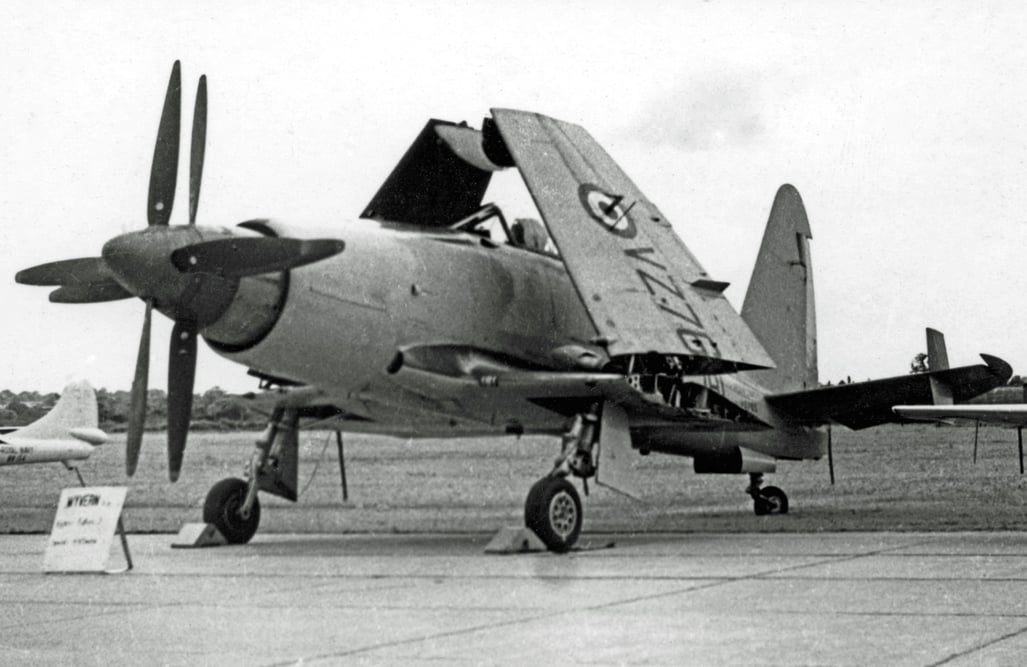 Eine Westland Wyvern S.4, deren gegenläufige Propeller und eingeklappte Flügel sichtbar sind