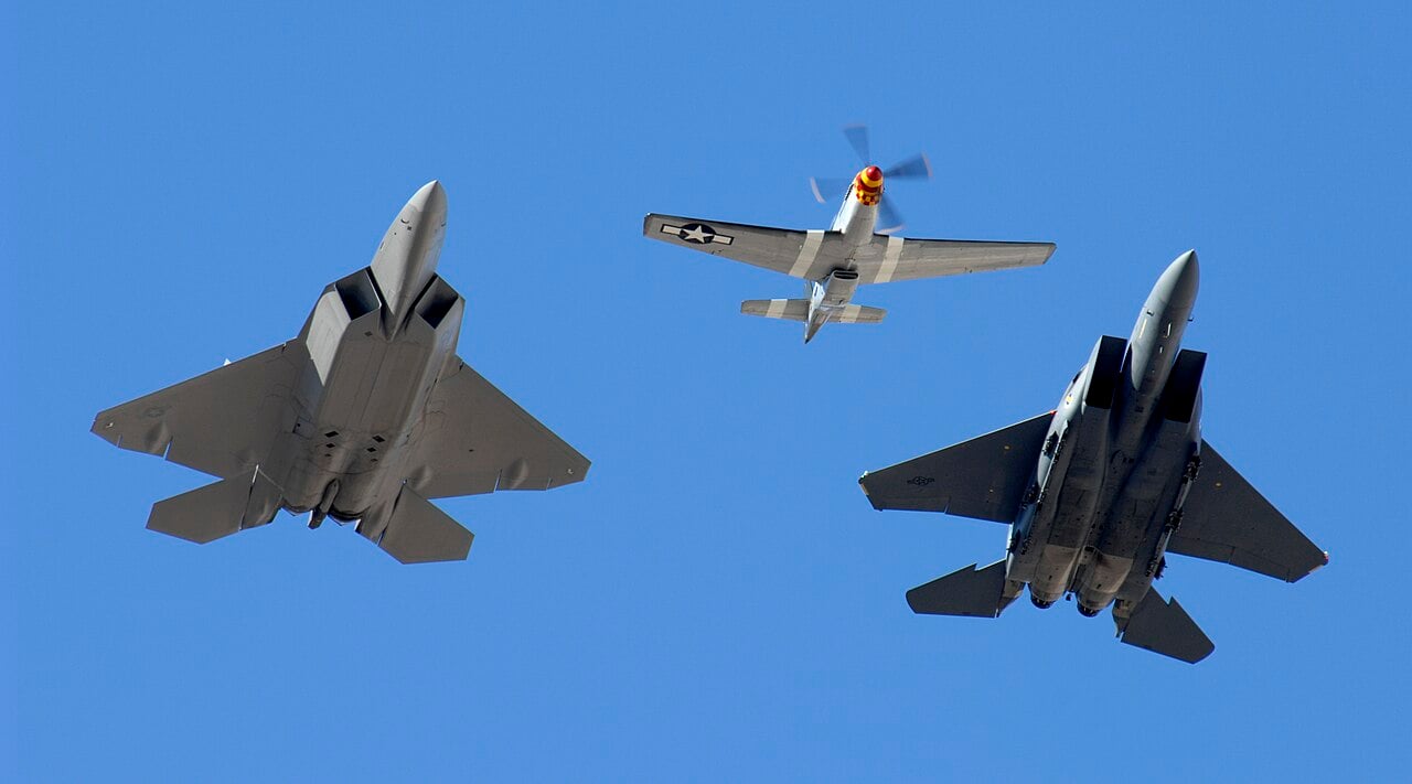 L'aquila che sopravvisse al suo stesso successore Un volo commemorativo dell'USAF unisce passato e presente: un F-22 Raptor e un F-15E Strike Eagle sono in formazione su un P-51 Mustang. Foto dell'aeronautica militare statunitense.