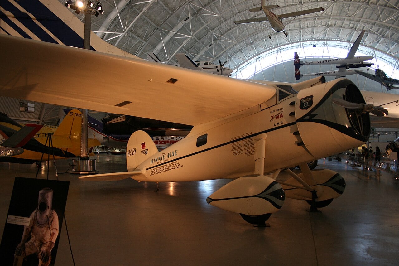 El Lockheed Vega de Wiley Post, el Winnie Mae, se conserva en el Smithsonian.