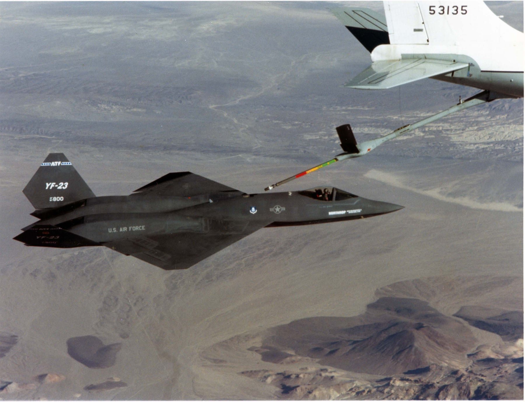 Betankung einer Northrop YF-23 im Flug während der ATF-Flugtestkampagne 1990