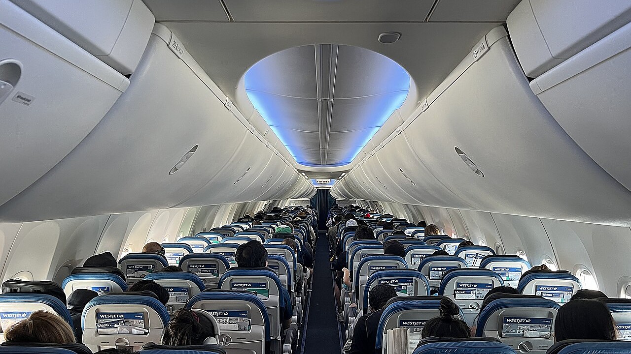Interno della cabina WestJet La cabina di un Boeing 737 MAX 8 della WestJet