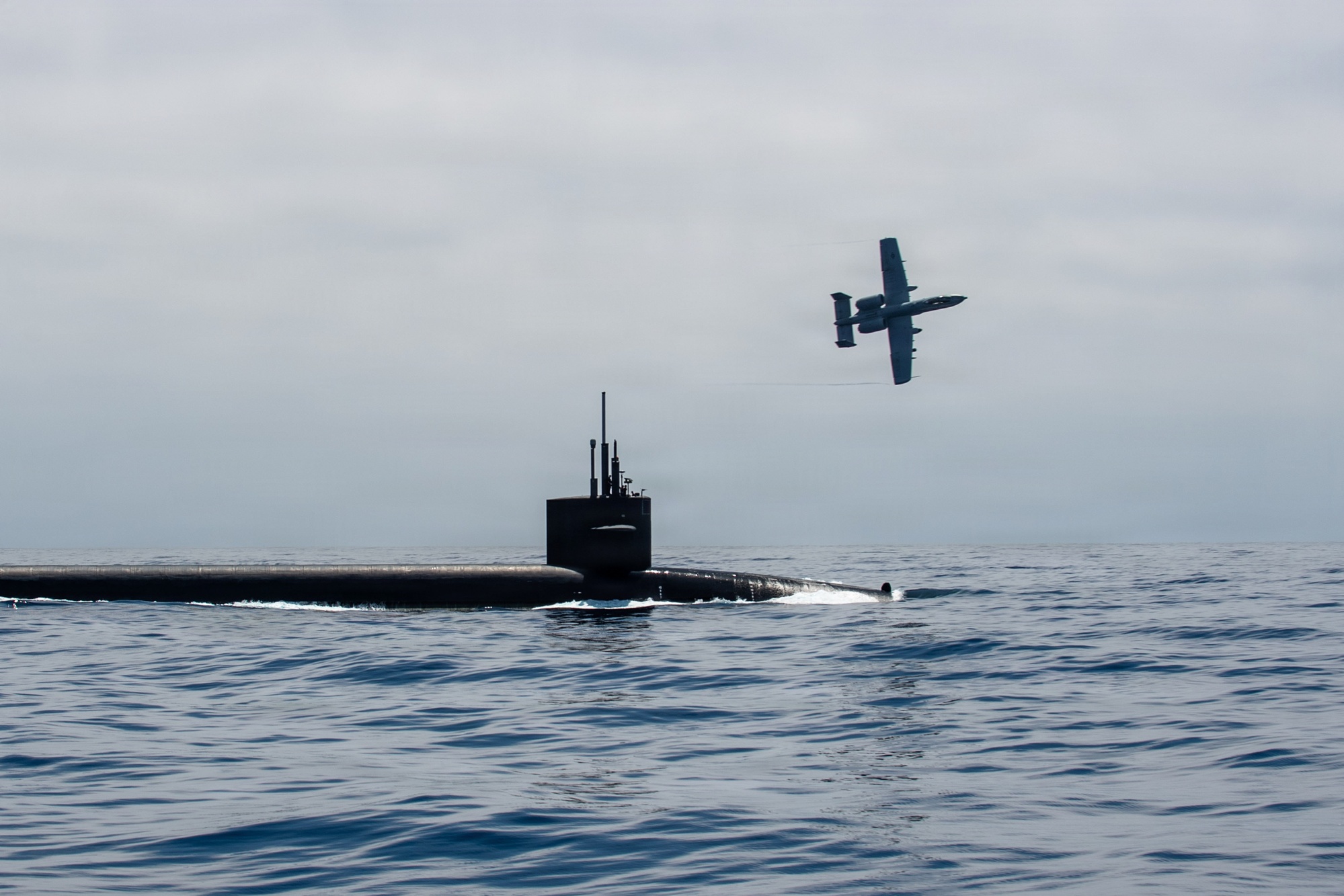 Un A-10 Thunderbolt II de l'US Air Force escorte le sous-marin lanceur de missiles balistiques de classe Ohio, l'USS Nebraska, dans le Pacifique.