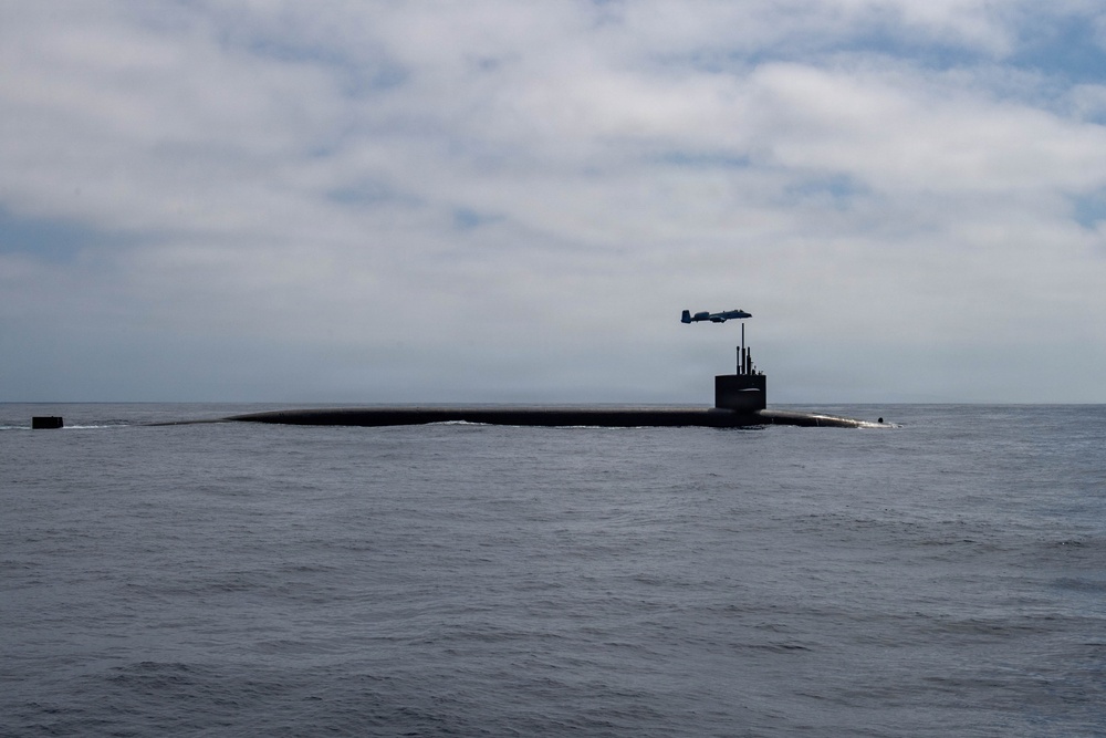 Un A-10C Thunderbolt II survole l'USS Nebraska