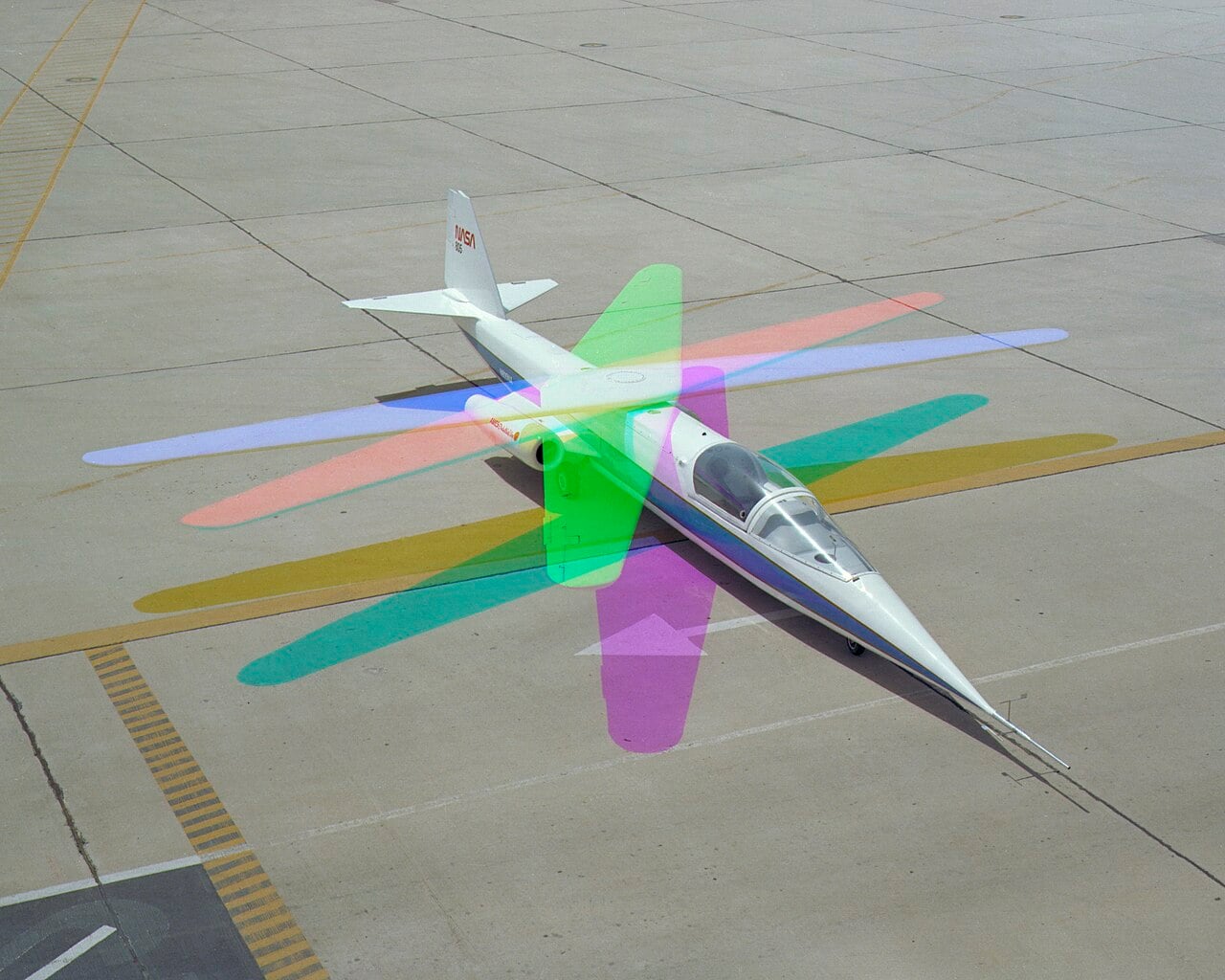 Immagine a esposizione multipla dell'ala dell'AD-1 in fase di rotazione.