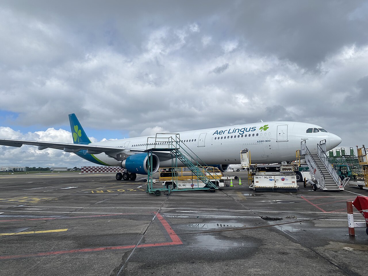 Un Airbus A330-300 de Aer Lingus con librea verde en el aeropuerto de Dublín.
