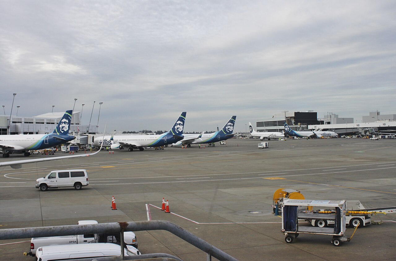 Aerei della Alaska Airlines parcheggiati all'aeroporto di Seattle-Tacoma.