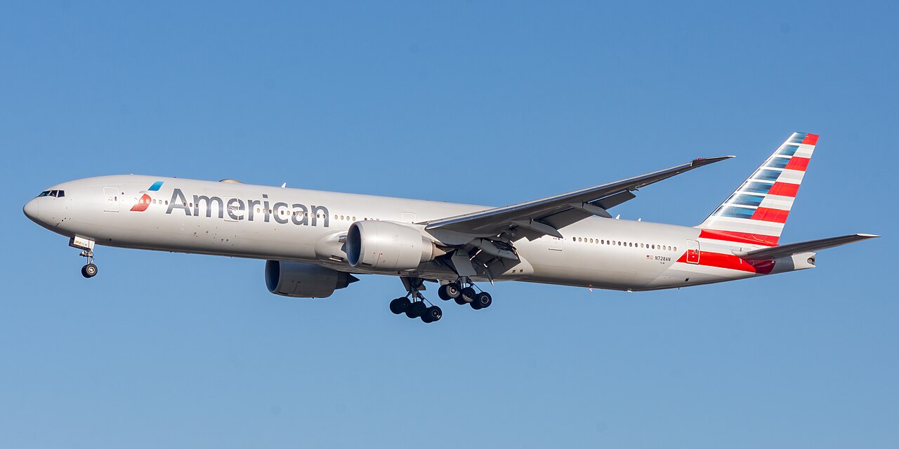 Die erste 777 mit Suite-Class von American Airlines kehrt zurück Eine Boeing 777-300ER der American Airlines