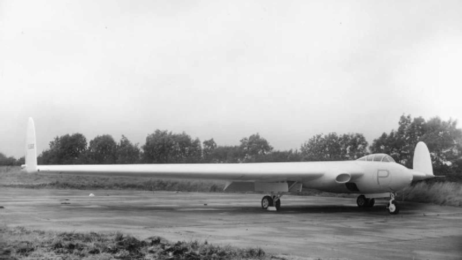 L'aile volante Armstrong Whitworth AW52 en vol L'aile volante à réaction Armstrong Whitworth AW52 en vol, montrant la nacelle d'équipage décalée et les ailerons d'extrémité d'aile
