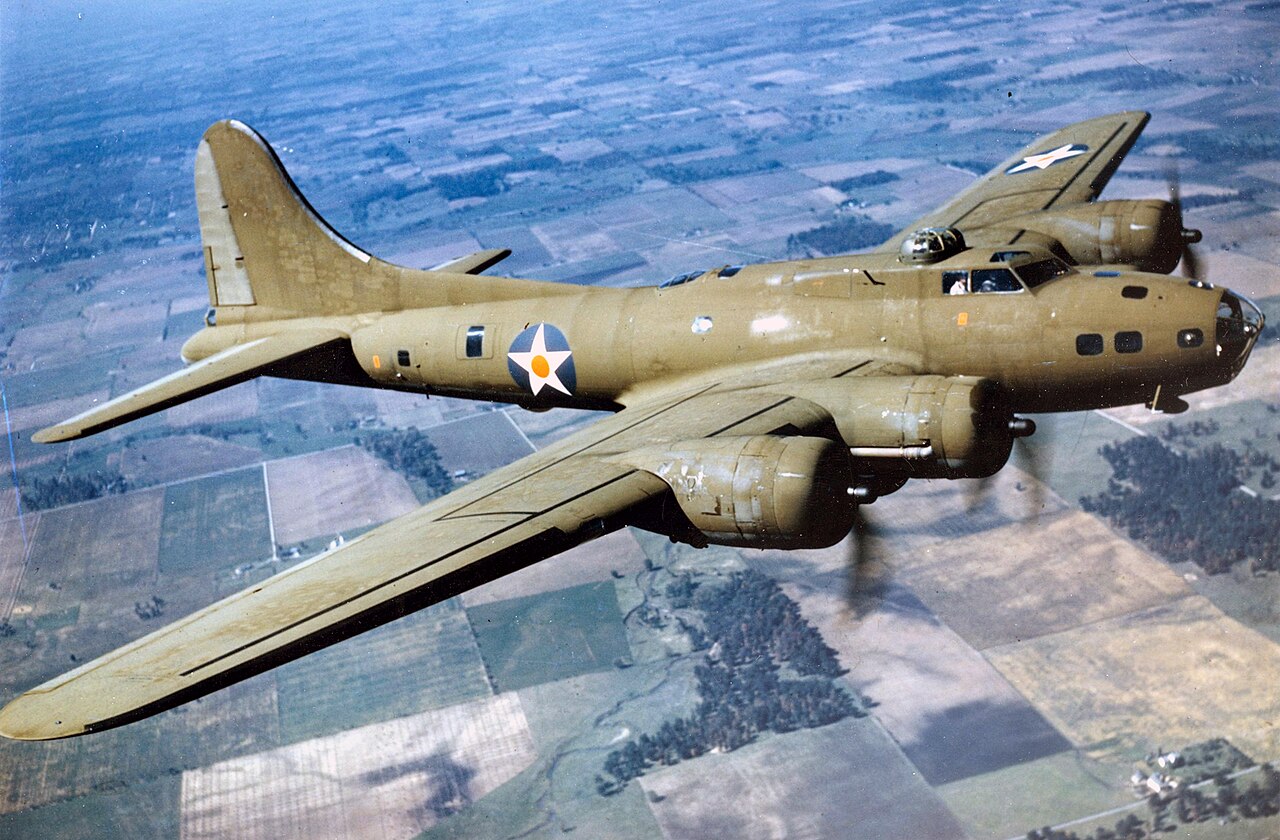 Eine B-17 Flying Fortress im Flug, der Flugzeugtyp, mit dem Rickenbacker unterwegs war.