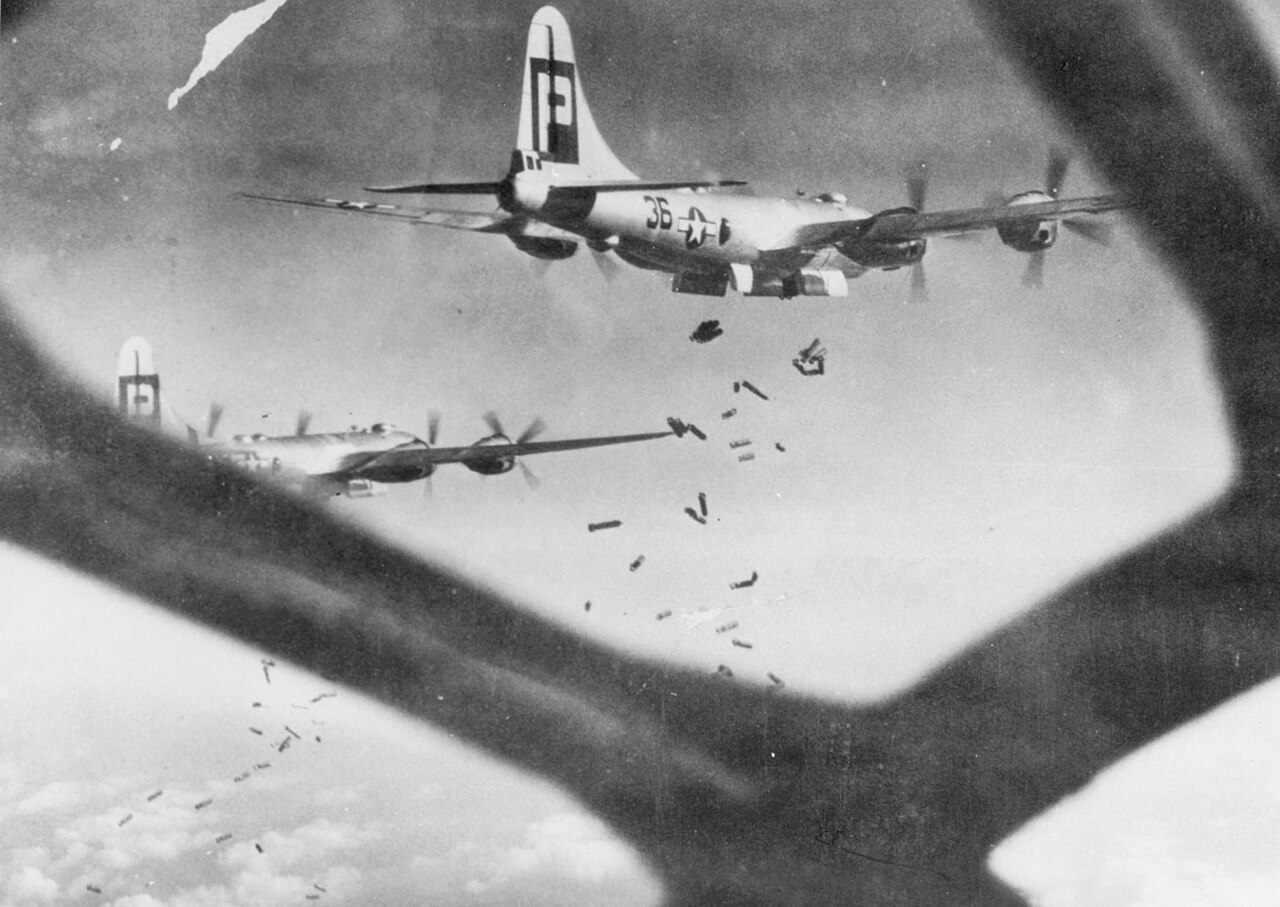 Un bombardero B-29 Superfortress lanzando bombas sobre Japón, 1945.