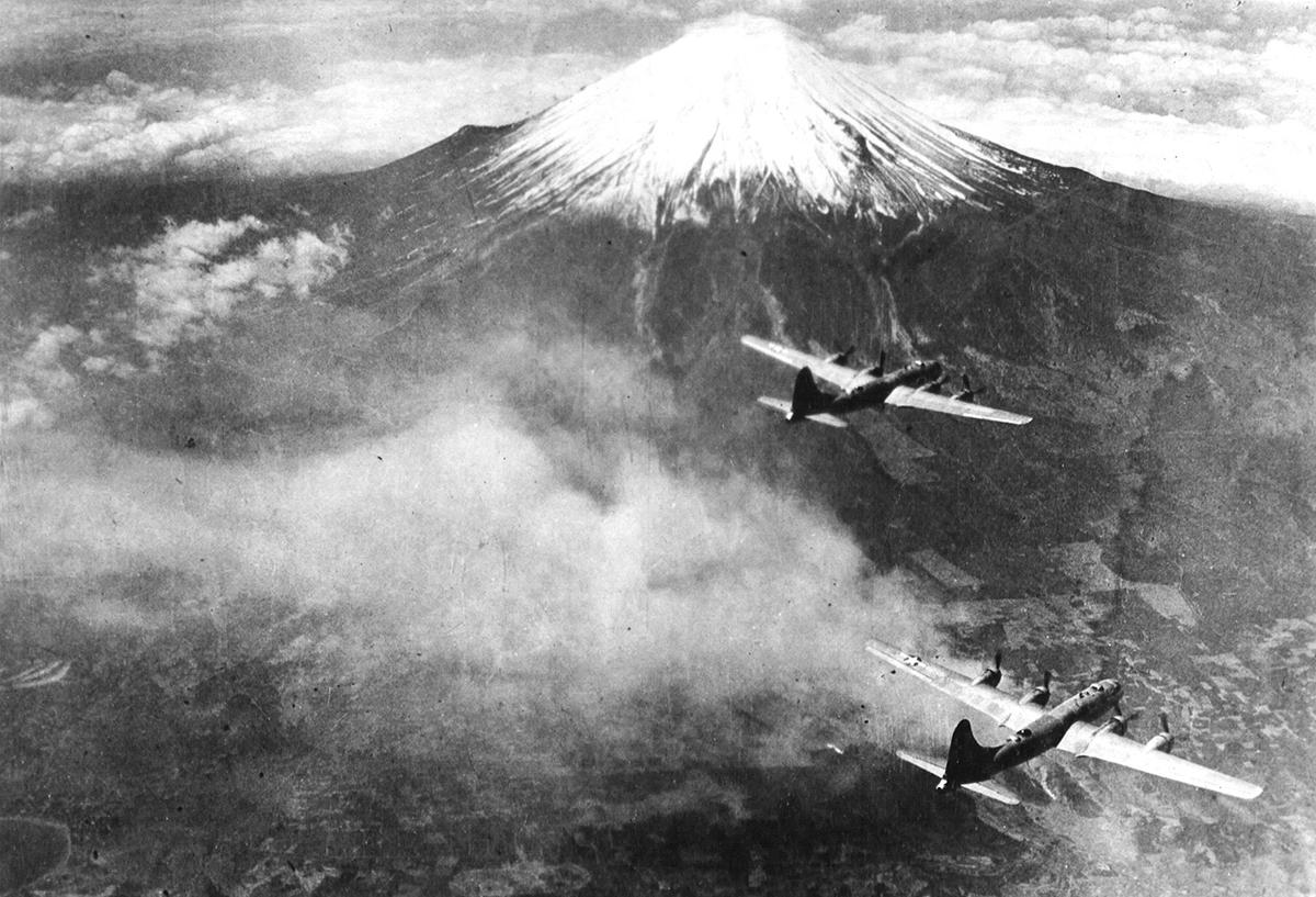 Bombarderos B-29 Superfortress sobre el Monte Fuji Bombarderos B-29 Superfortress en formación sobre el Monte Fuji, Japón.