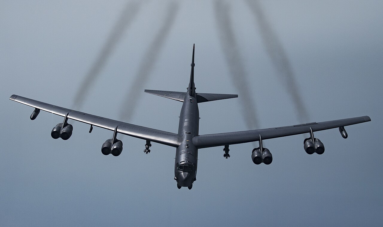 Un B-52H Stratofortress in volo