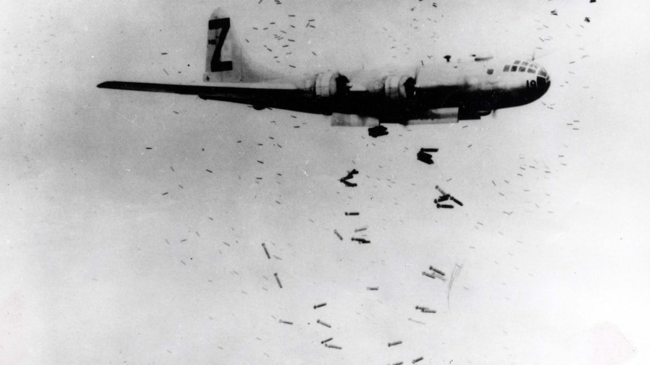 B-29-Bomber der 500. Bombergruppe werfen Brandbomben über Yokohama ab, Mai 1945