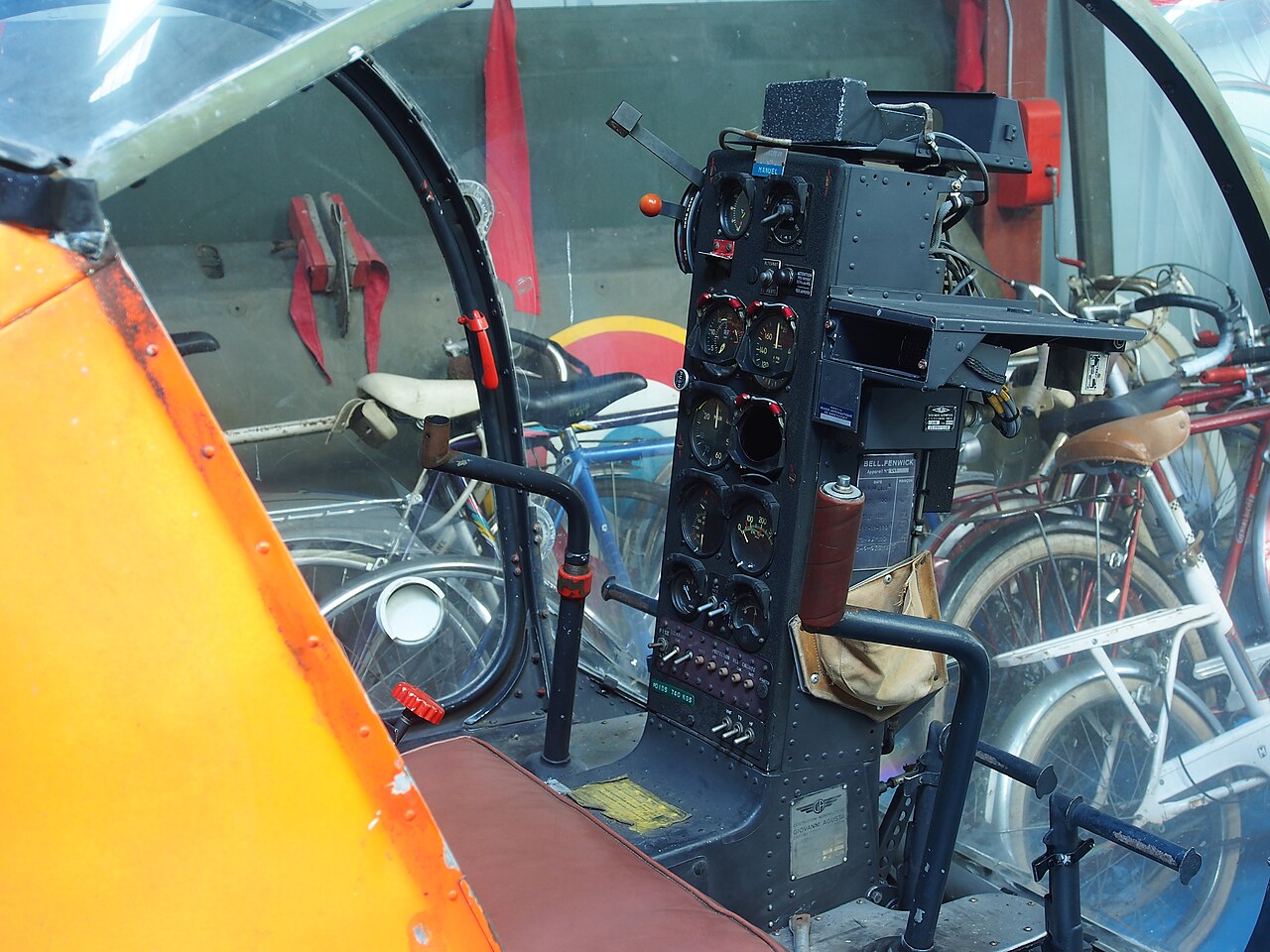Le poste de pilotage d'un Bell 47 vu à travers la verrière en forme de bulle
