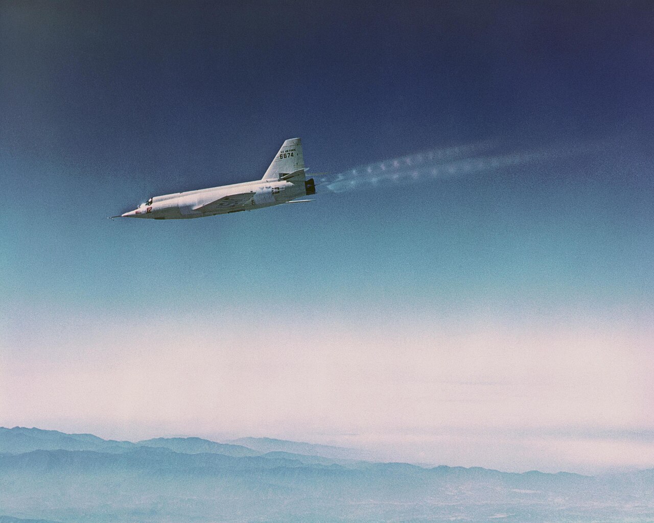 L'aereo a razzo Bell X-2 in volo sopra la California meridionale.