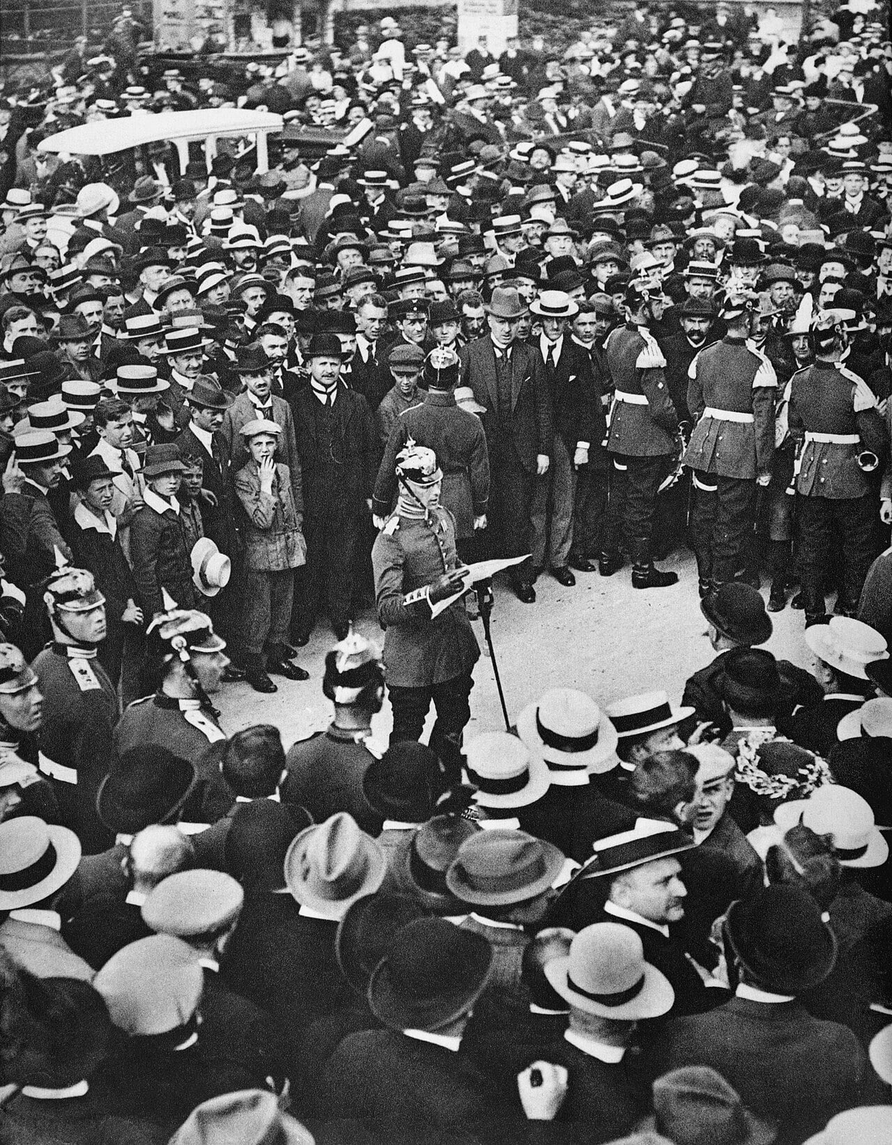 A Berlin crowd listens as a German officer reads the Kaiser’s mobilisation order on 1 August 1914