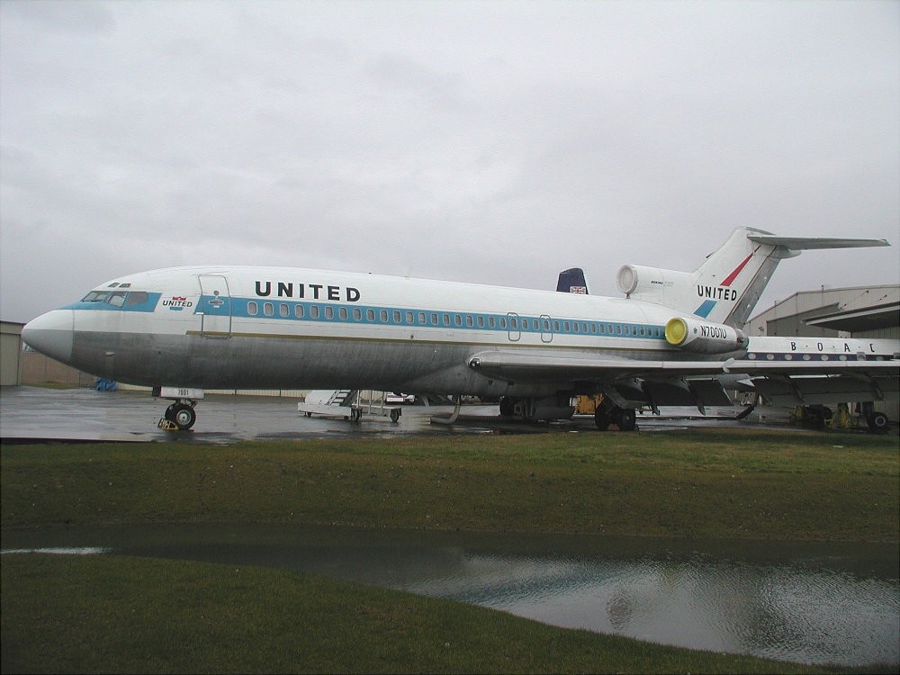Boeing 727 United Airlines A Boeing 727 trijet in United Airlines colors