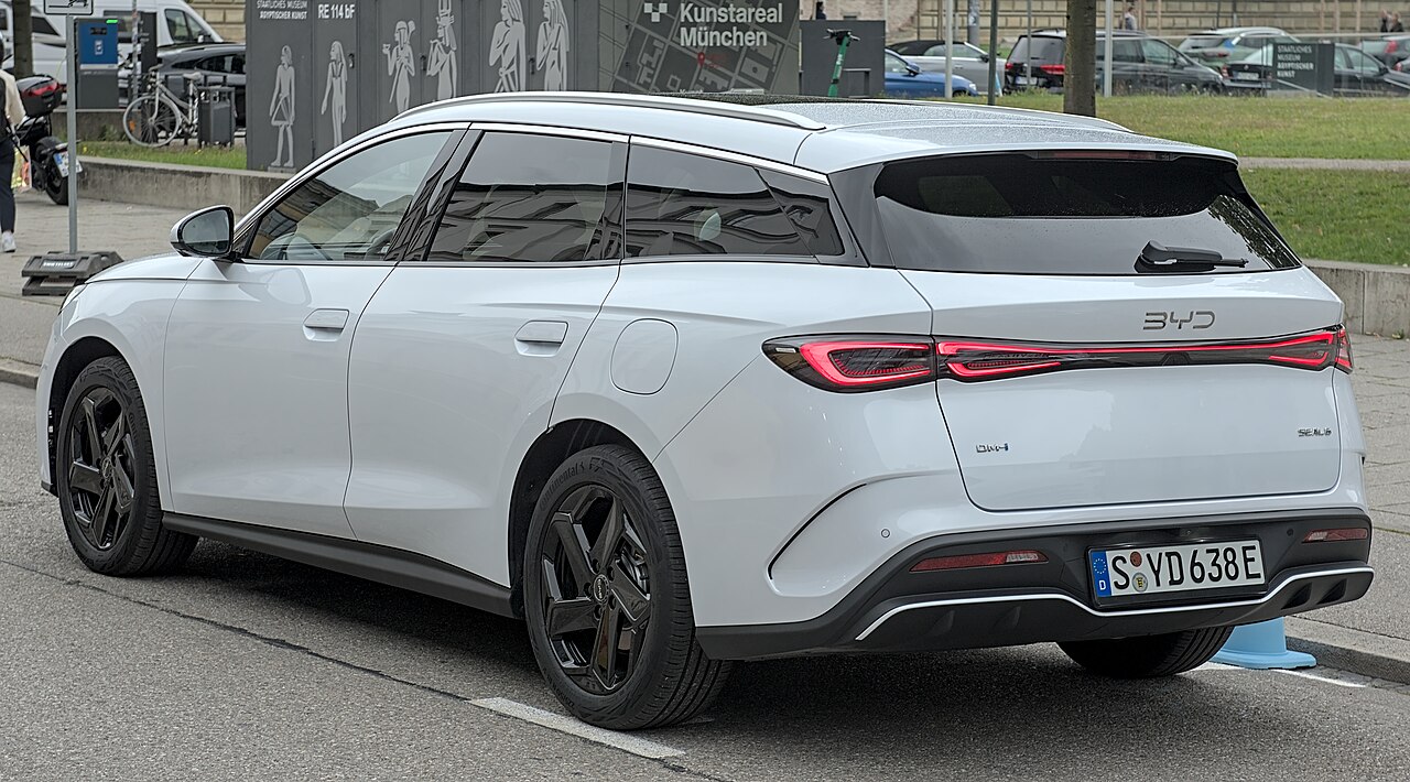 BYD Seal 6 DM-i Touring auf der IAA Mobility in München ausgestellt