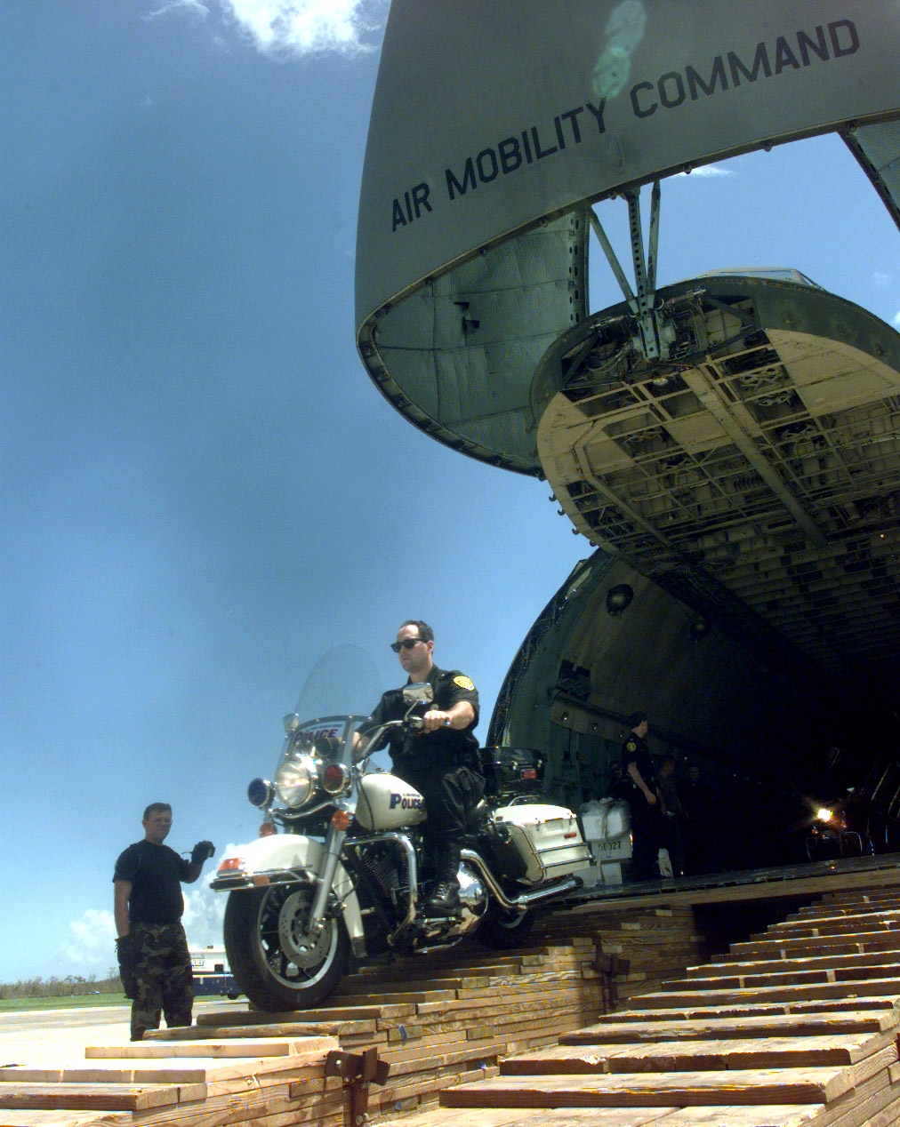 Lockheed C-5 Galaxy loading 0009.jpg