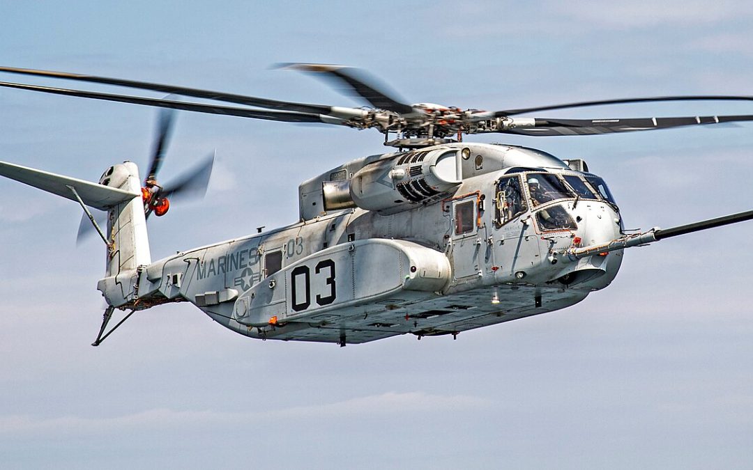 Der Hubschrauber, der einen anderen Hubschrauber anhob