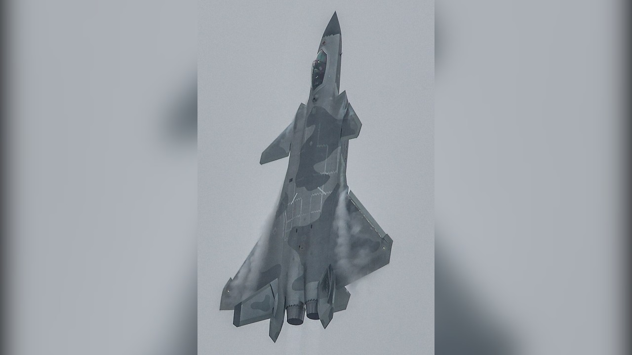 Tarnkappenjäger Chengdu J-20 der chinesischen Luftwaffe Ein Chengdu J-20 Tarnkappenjäger der chinesischen Luftwaffe steigt senkrecht auf