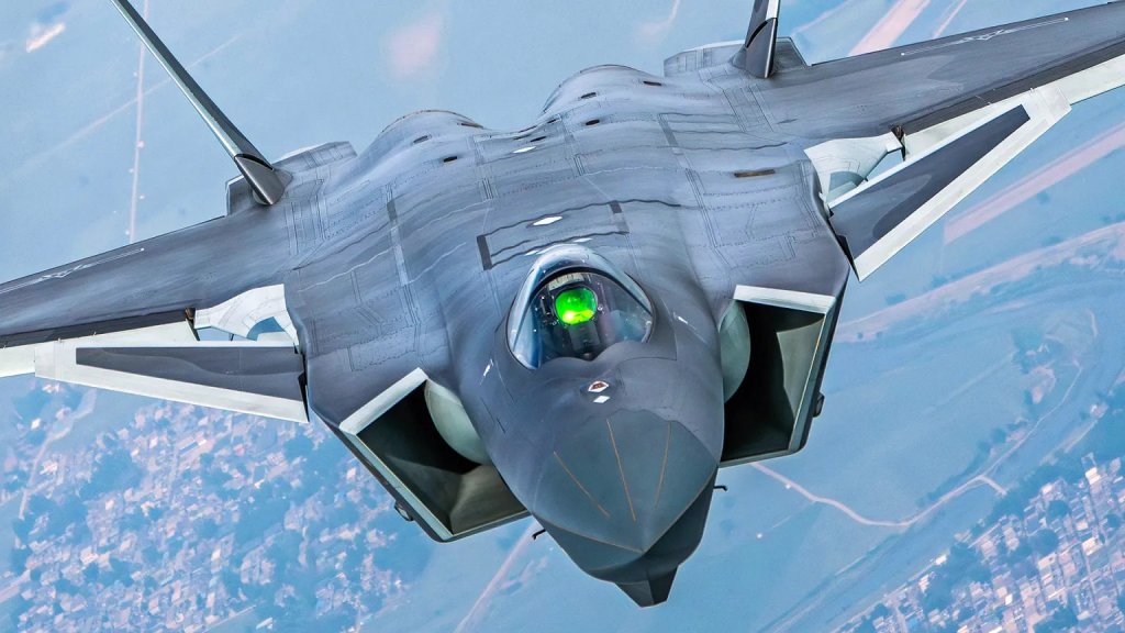 Ein echter Tarnkappenjäger vom Typ Chengdu J-20 der chinesischen Luftwaffe (PLAAF) frontal gesehen