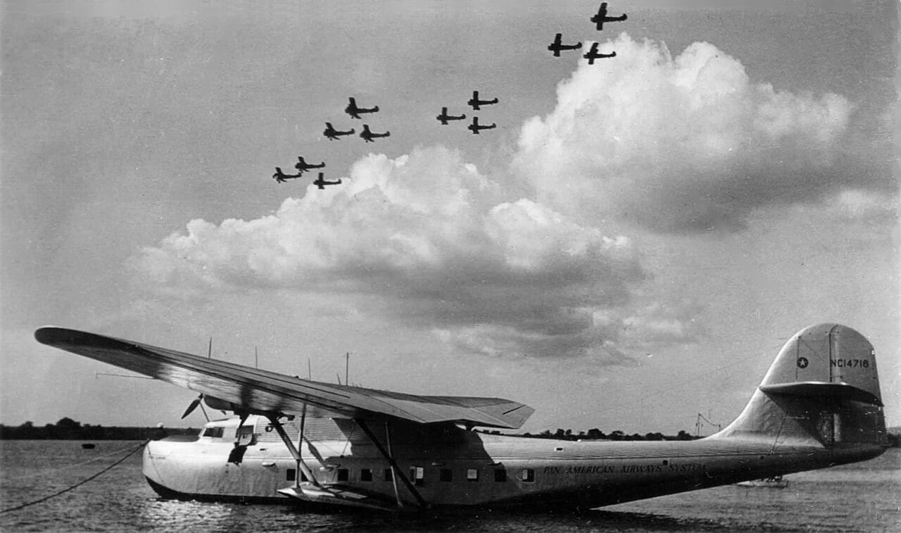 El Martin M-130 China Clipper NC14716 atracado en Pearl Harbor.