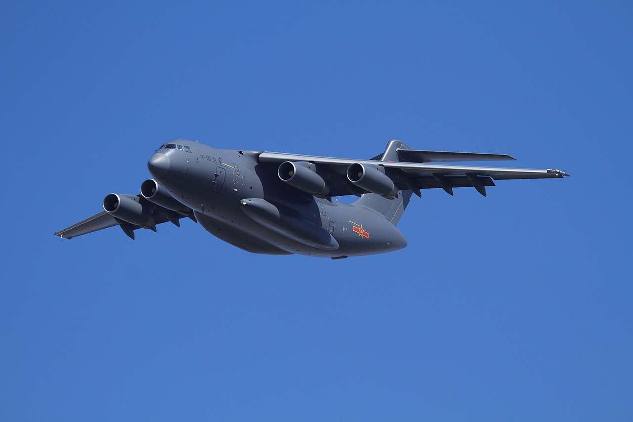 Aereo da trasporto militare quadrimotore Xian Y-20 a terra