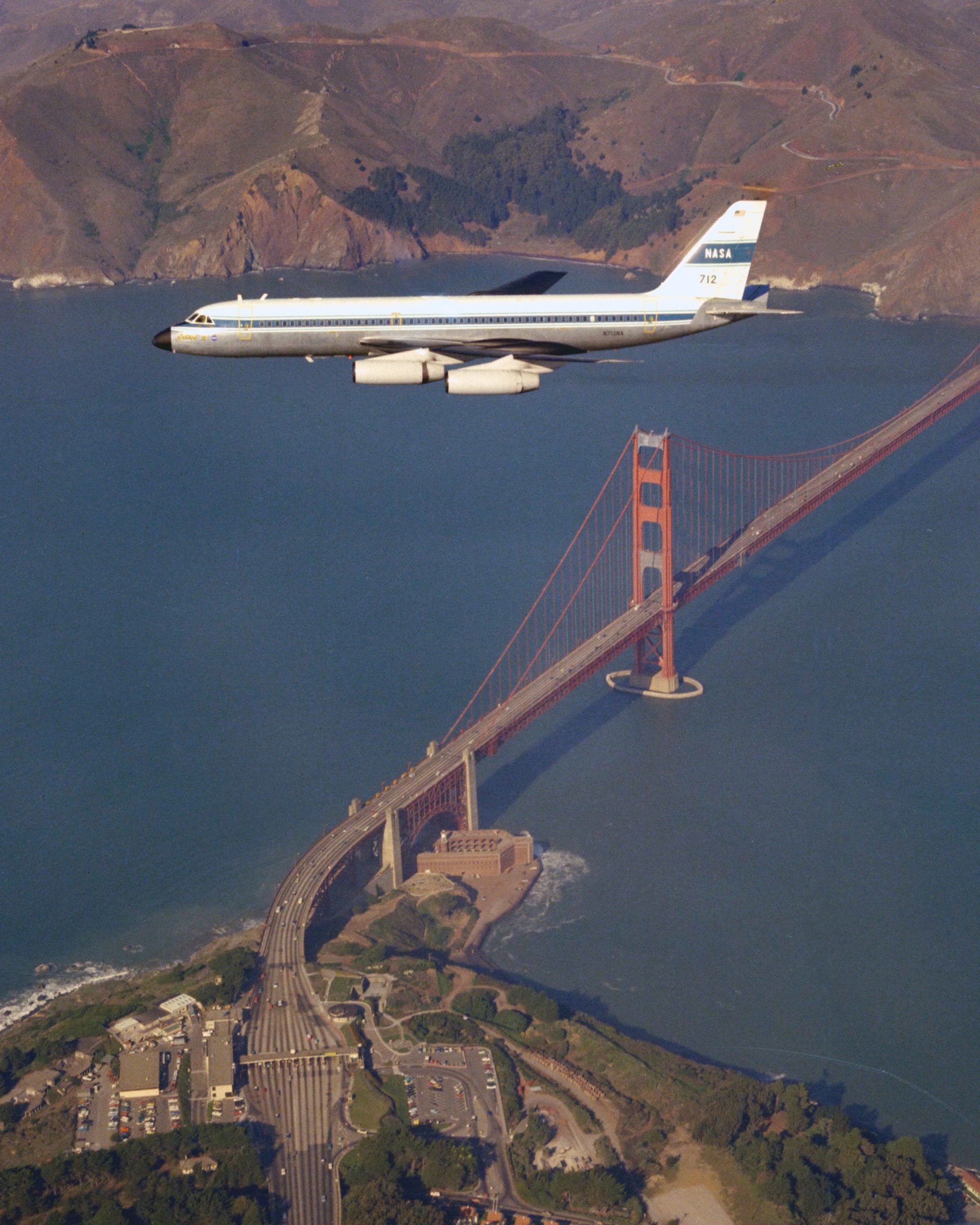 Il Convair 990 della NASA e la sonda Galileo II sorvolano il Golden Gate.