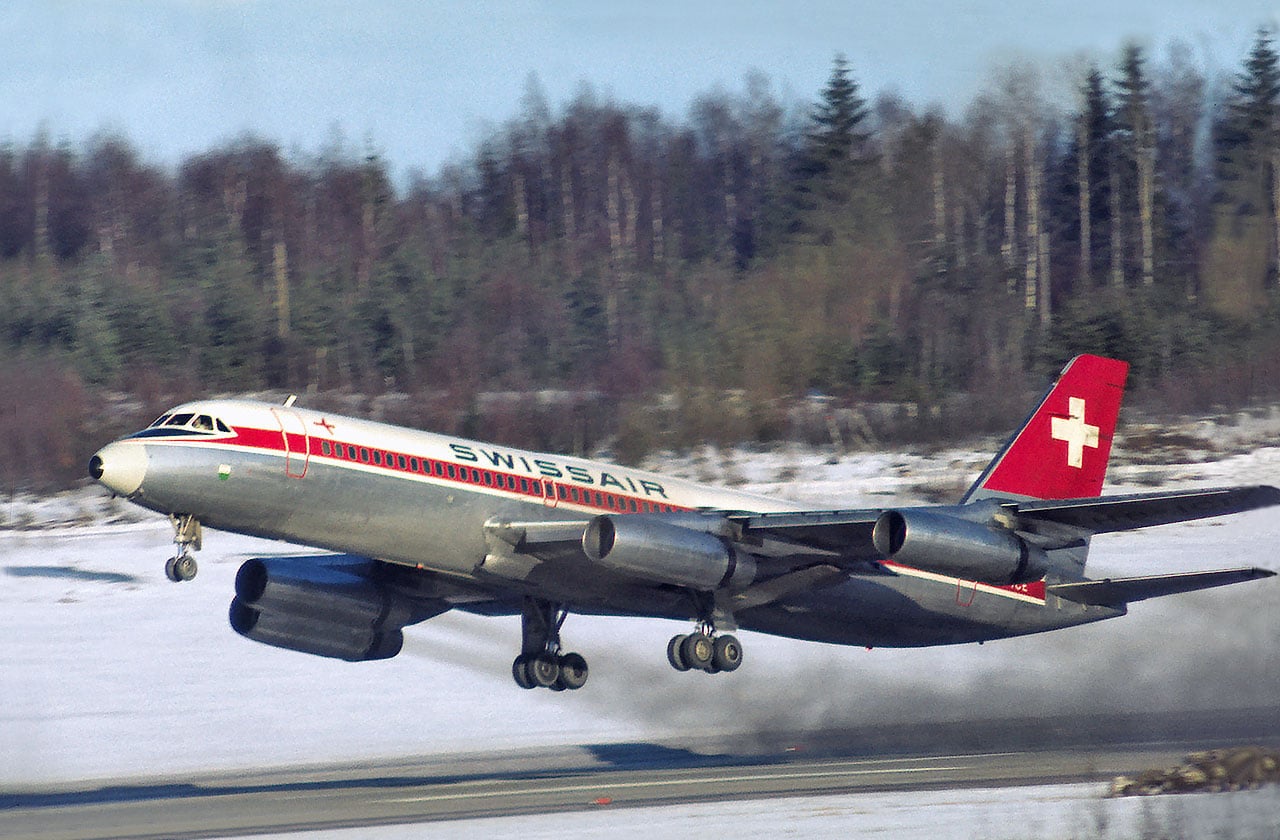 Un Convair 990A Coronado della Swissair in fase di decollo.