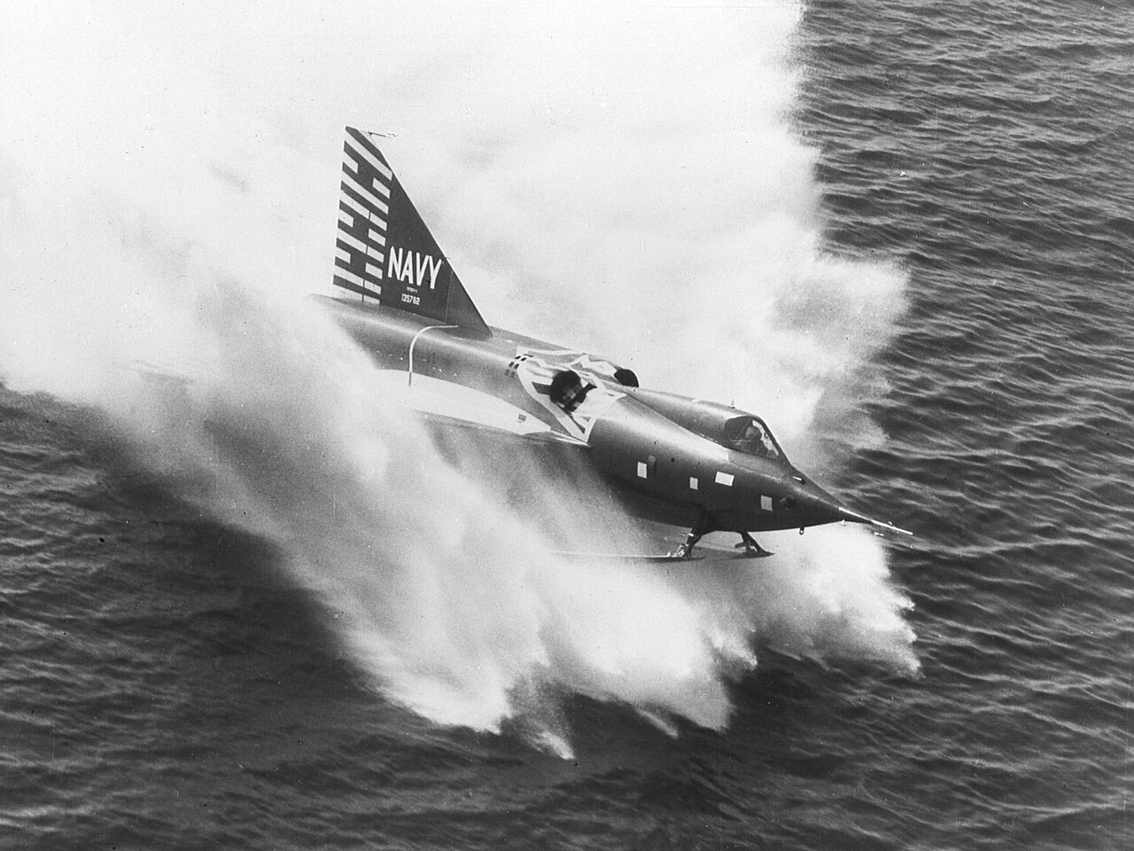 Convair Sea Dart en el agua