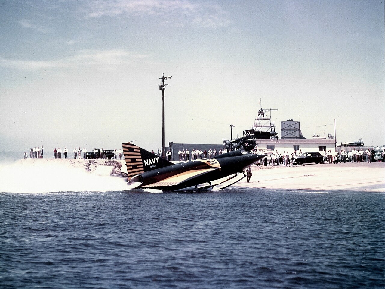 El Convair Sea Dart, el caza a reacción que despegaba del agua mediante esquís acuáticos.