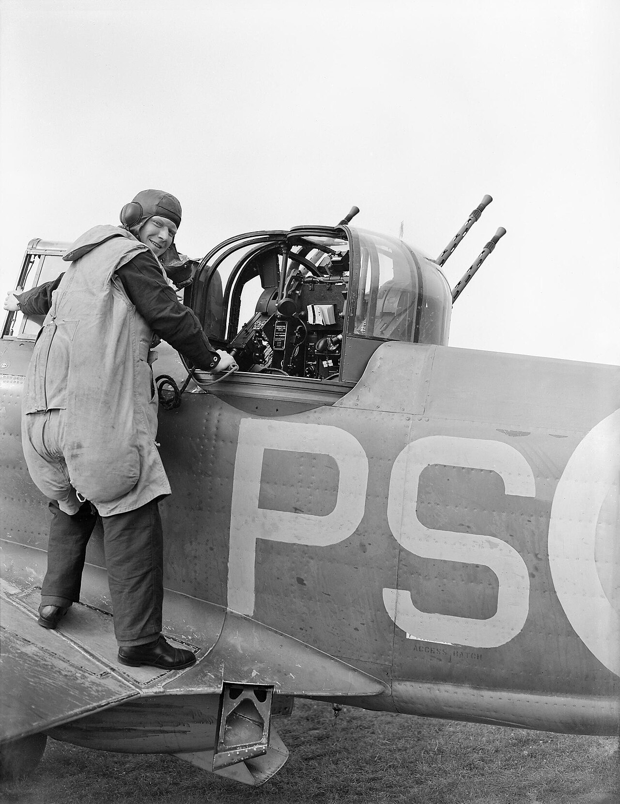 Cannoniere che entra nella torretta di un carro armato Boulton Paul Defiant, 1940.