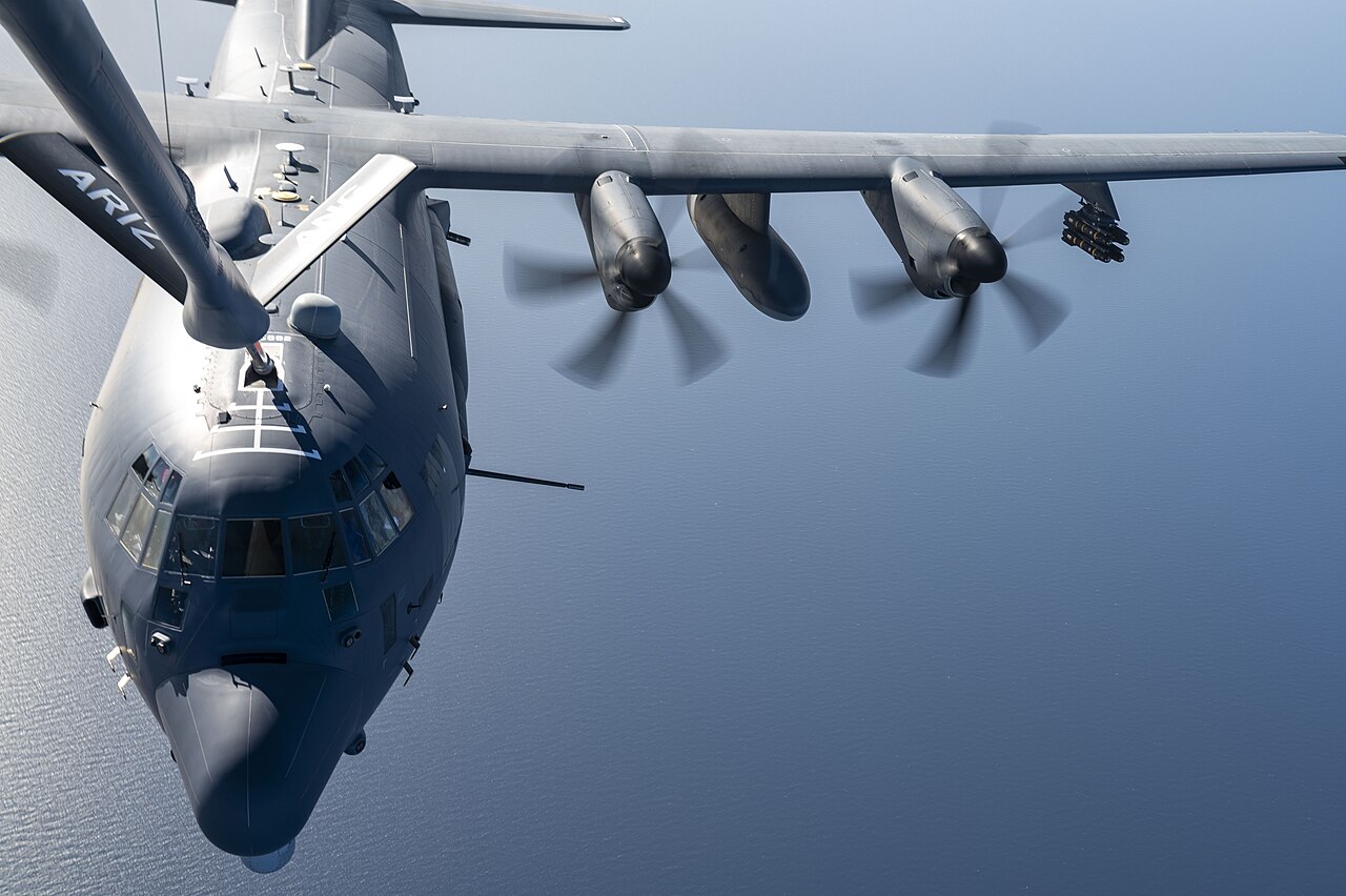 Un avion de combat AC-130J Ghostrider se ravitaille en vol.