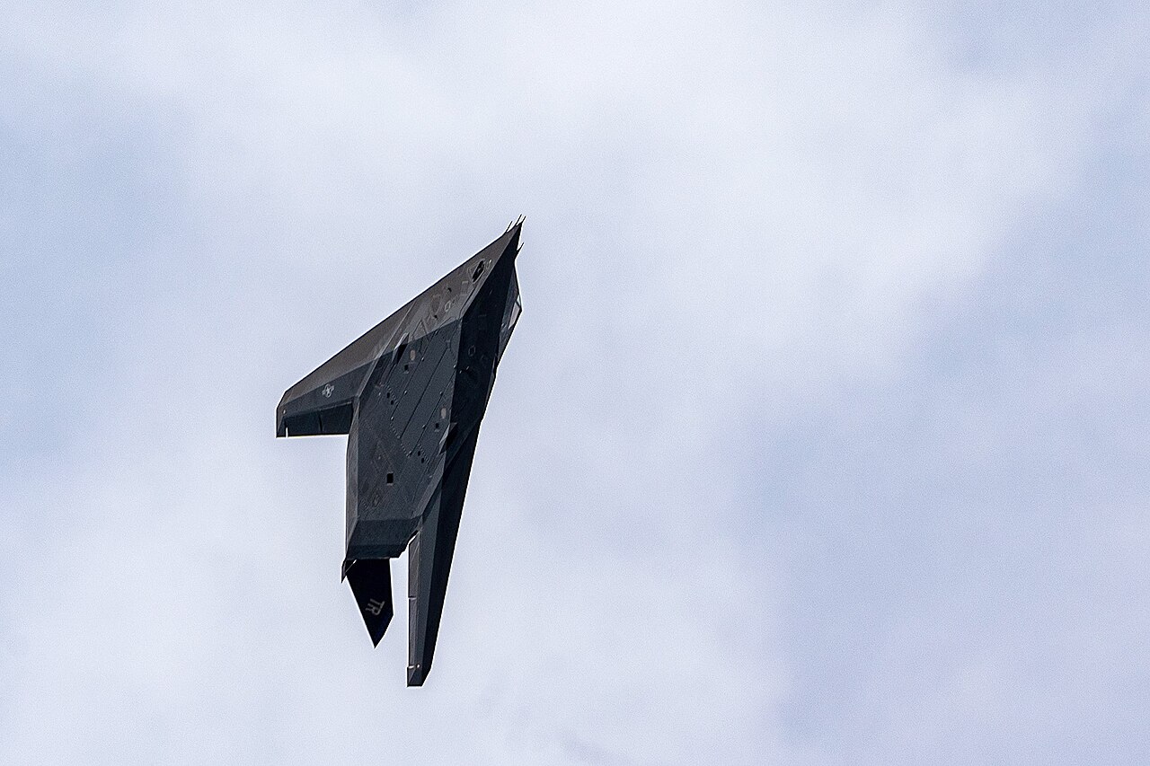 Avión furtivo F-117 Nighthawk en aproximación final con el tren de aterrizaje desplegado.