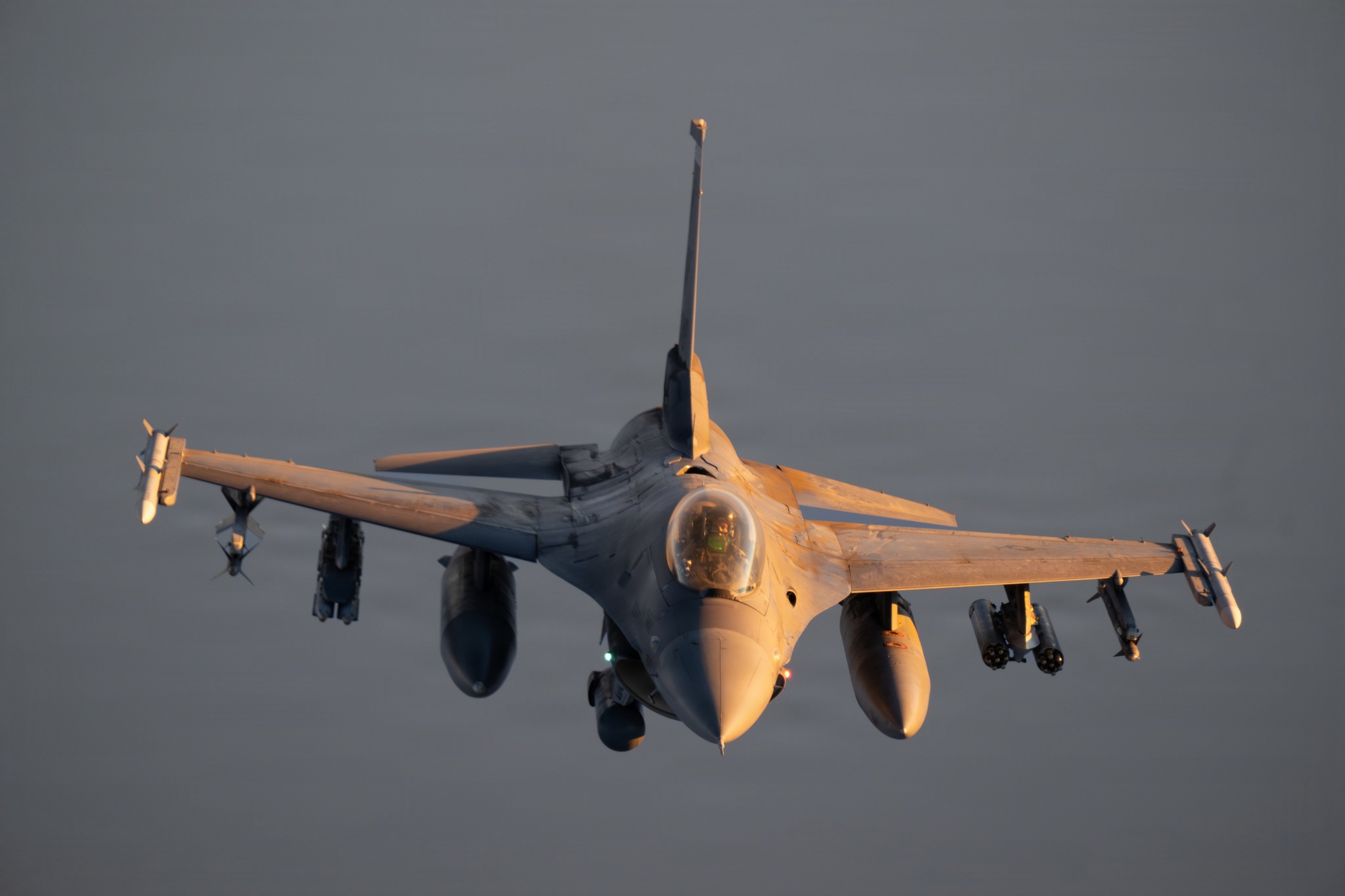 Betankung von F-16 Fighting Falcon-Kampfflugzeugen der US-Luftwaffe im Verantwortungsbereich des CENTCOM