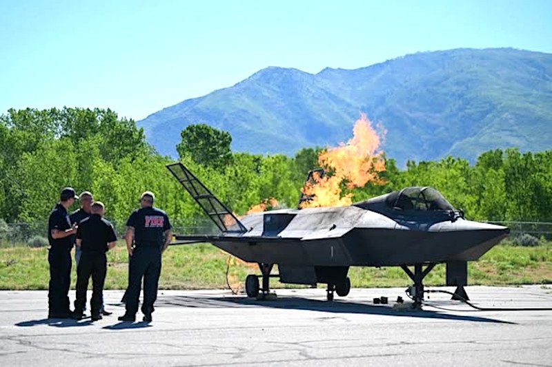 Verkleinertes, F-35-förmiges Flugzeugbrandtrainingsgerät auf der Hill Air Force Base