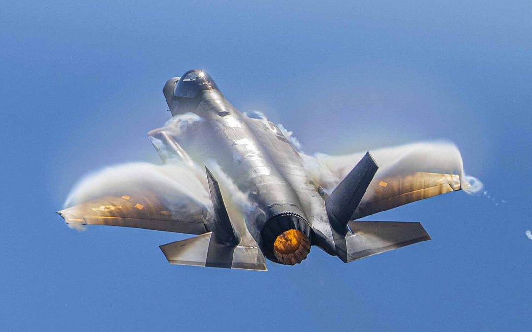Un F-35, un MiG-17 e una finta Pearl Harbor