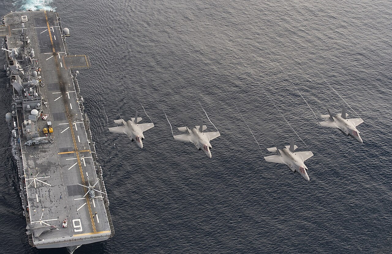 Des F-35B du VMX-1 survolent l'USS America le 20 novembre 2016.