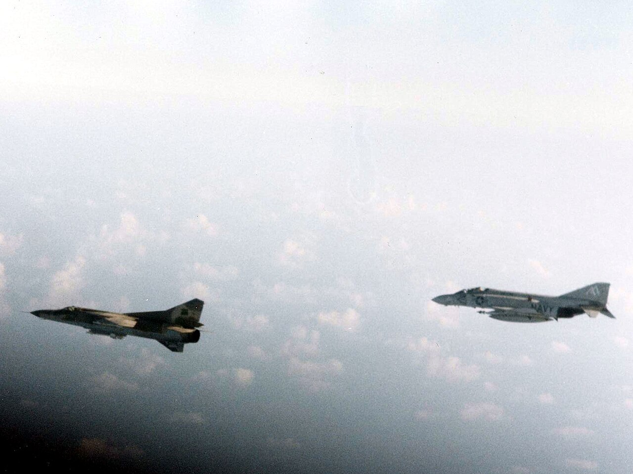 Un F-4J Phantom de l'escadron VF-74 de l'US Navy escorte un MiG-23 libyen au-dessus du golfe de Syrte en 1981.